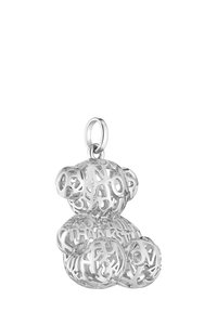 Colgante de oso de peluche de plata con diseños calados intrincados y un acabado suave, con un lazo superior para sujetarlo.