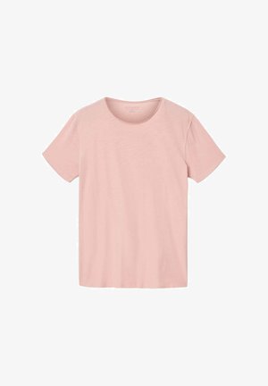 Lichtroze T-shirt met korte mouwen en ronde hals, plat gelegd op een witte achtergrond.