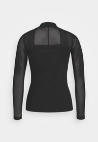 Schwarzes Langarmshirt mit einem transparenten Mesh-Rücken und -Ärmeln, das ein tailliertes Design und einen hohen Ausschnitt aufweist.
