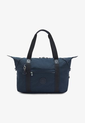 Marinblå nylon tote-väska med svarta remmar, zip-fack och en rund logotyp. Har en texturerad yta och metallaccenter.