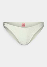 Parte de baixo de biquíni verde claro com bordado floral e acabamento texturizado. Apresenta costuras laterais e uma etiqueta de cuidados rosa.