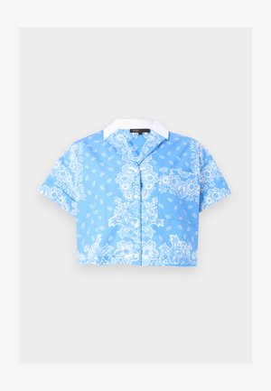 Rövid ujjú, kék, rövid fazonú blúz fehér virágos paisley mintával és fehér hegyes gallérral, elöl gombokkal és mellzsebbel.