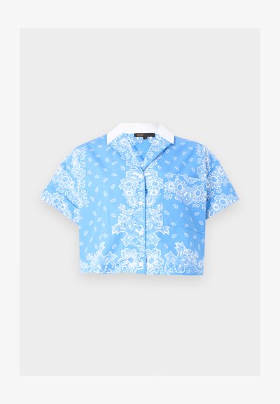 Κοντομάνικο μπλε κοντό μπλουζάκι με λευκό εμπριμέ πασλέ μοτίβο και λευκό μυτερό γιακά, με κουμπιά μπροστά και τσέπη στο στήθος.