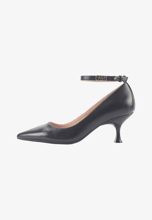 Décolleté nera in pelle con tacco alto, punta affusolata, cinturino alla caviglia e tacco a campana. Texture liscia con finitura lucida.