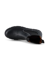 Botín negro con parte superior de cuero texturizado, paneles laterales elásticos y una tira de agarre; cuenta con una suela de goma resistente y acentos de costura.