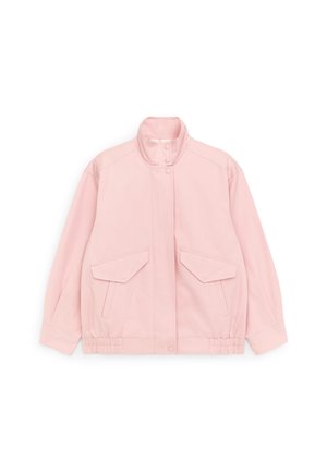 Veste rose clair avec col montant, fermeture à boutons pression à l'avant, deux poches à rabat, et ourlet et poignets élastiqués.