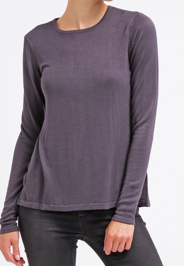 Långärmad topp i mörkgrått, tillverkad av ett mjukt, texturerat tyg. Har en rund halsringning och en avslappnad passform med sidofickor.