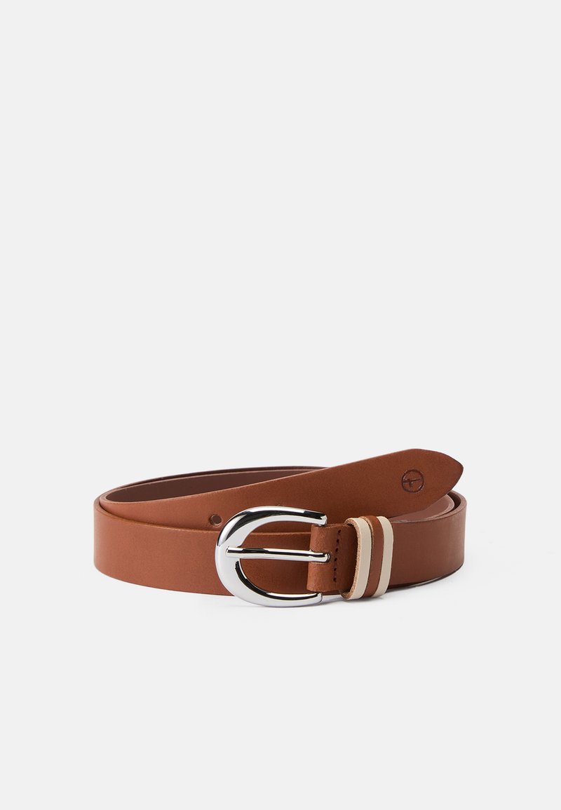 Cinto de pele castanha com uma fivela de metal prata. Apresenta uma textura suave e dois detalhes em tom de bege claro perto da fivela. Design simples e funcional.