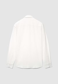 Chemise blanche à manches longues avec une coupe décontractée, col net, poignets boutonnés et tissu texturé. Surface lisse avec un éclat subtil.