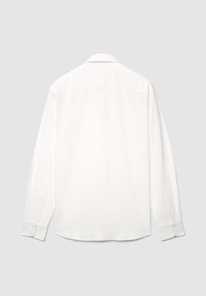 Camicia bianca a maniche lunghe con vestibilità rilassata, collo rigido, polsini abbottonati e tessuto strutturato. Superficie liscia con sottile lucentezza.