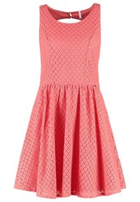 Robe sans manches en dentelle rose corail avec corsage ajusté, encolure ronde et jupe évasée longueur genou.