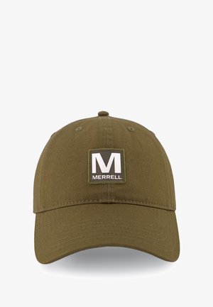 Olivgrüne Baseballmütze mit einem gestickten Logo-Patch in Weiß und Grün, auf dem der Buchstabe "M" und der Text "MERRELL" zu sehen sind. Aus Baumwollstoff.