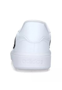 Biele tenisky Adidas s hladkým koženým zvrškom, zaobleným podpätkom, textúrovanou podrážkou a embosovaným logom na pätnom časti.