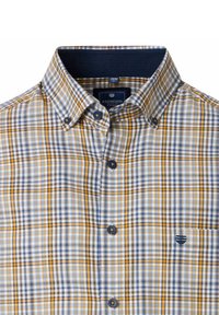 Herrenshirt mit Knopfleiste im blauen, gelben und weißen Karomuster, dunkelblauem Innenkragen und einer Brusttasche mit Logo-Stickerei.