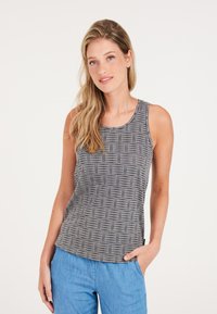 Canotta grigia con motivo a strisce, colletto rotondo e design senza maniche, caratterizzata da una texture geometrica, abbinata a pantaloni azzurri chiari.