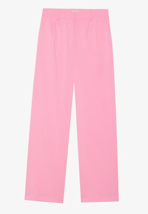 Pantalons larges roses, fabriqués dans un tissu doux, présentant des plis avant, une taille lisse et une silhouette droite sans embellissements supplémentaires.