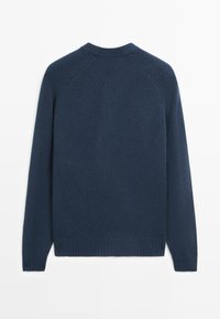 Dunkelblauer Pullover mit gerippten Bündchen und Saum, glatter Textur, Rundhalsausschnitt und Raglanärmeln, von hinten gezeigt.