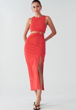 Czerwona, bezrękawnikowa maksiz sukienka z bocznym wycięciem z okrągłym detalem, szczeliną po jednej stronie i dopasowanym krojem. Gładka tekstura.