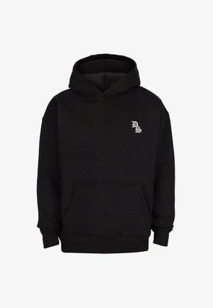 Musta huppari, jossa on etupocket ja pieni valkoinen "DS"-logo vasemmassa rinnassa, pitkät hihat sekä ribatut hihansuut ja helma.