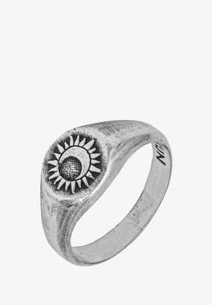 Silberring mit Sonnenmotiv. Das Band ist glatt und zulaufend, mit strukturierten Akzenten rund um das runde Design.
