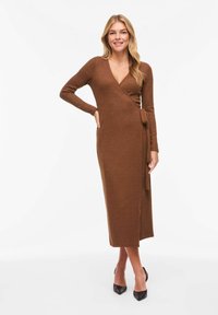 Robe portefeuille marron à manches longues, col en V, avec détail de nouage à la taille. Confectionnée en tissu doux et texturé ; longueur au genou.