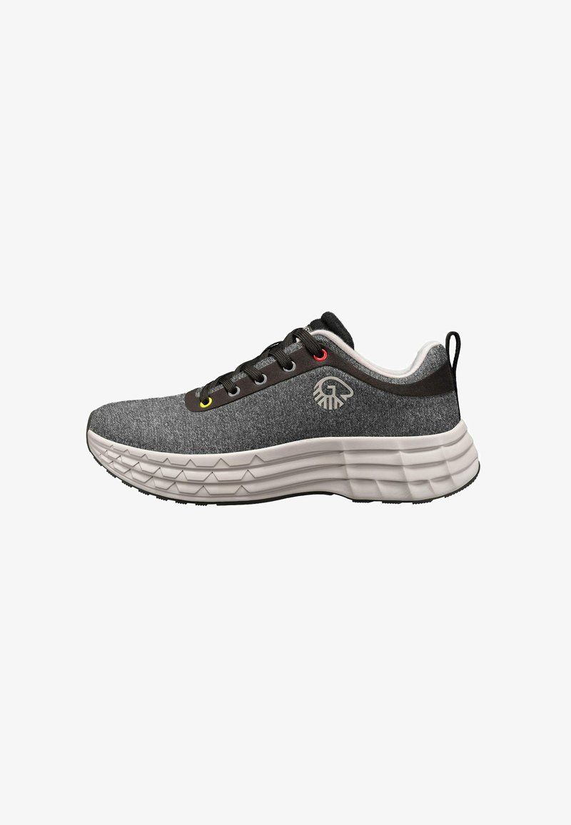 Grau Sport Schuh mit einer strukturierten Oberseite, schwarzen Akzenten, mehrfarbigen Ösen und einer geschichteten weißen Sohle mit einem Zickzackmuster.