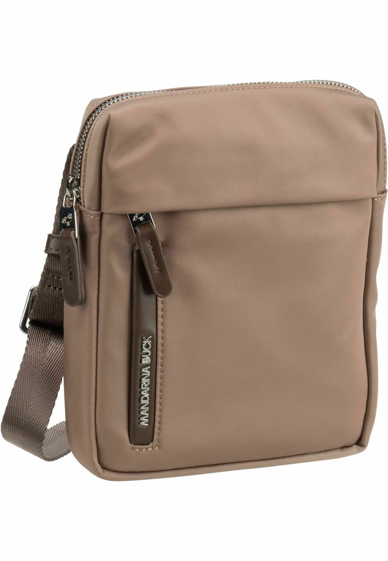 Compacte beige schoudertas met verstelbare riem, voorzak met rits en zilveren "MANDARINA DUCK" logo op leren afwerking.