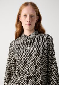 Marc O'Polo CASUAL FIT KENT COLLAR PRINT - Button-down blouse - black white