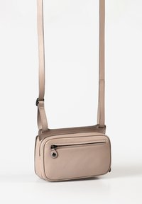 Hellbeige Umhängetasche aus glattem Leder mit rechteckiger Form, einer vorderen Reißverschlusstasche und verstellbarem Tragegurt.