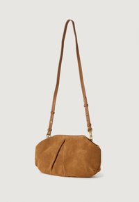 Borsa a tracolla in suede marrone con forma arrotondata, dettaglio plissettato nella parte anteriore e tracolla in pelle regolabile. Elementi in metallo dorato sui lati.