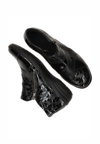 Bottines noires avec une finition en cuir verni, présentant un motif crocodile texturé, une fermeture éclair sur le côté et une semelle épaisse.