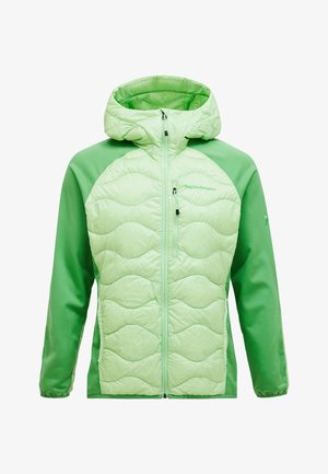 Giacca isolata verde con parte anteriore trapuntata, maniche lisce e cappuccio. Presenta una cerniera e trame contrastanti di verde chiaro e scuro.