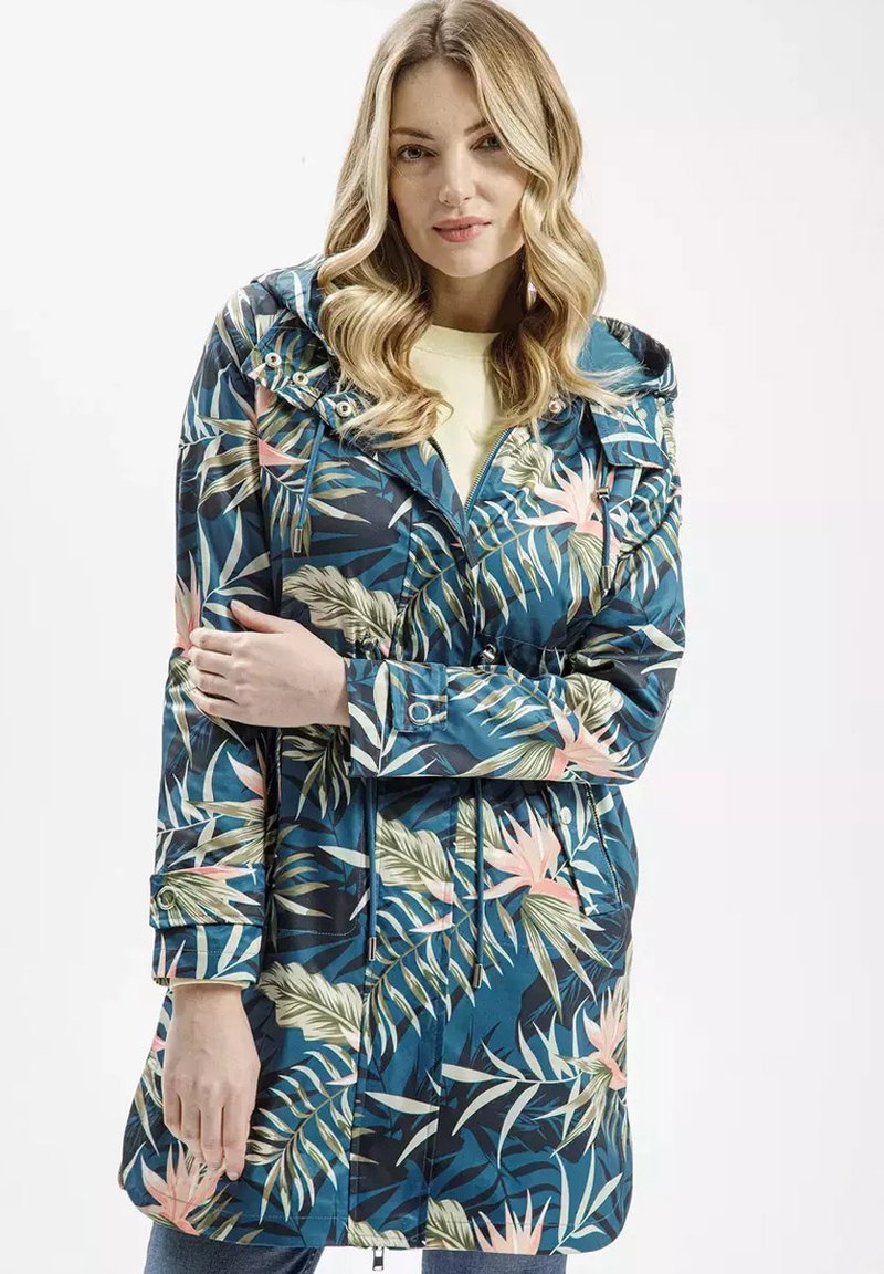 Kwiatowy płaszcz przeciwdeszczowy w odcieniach niebieskiego z zielonymi i różowymi tropikalnymi wzorami, z wysmukloną talią, zapięciem na zamek i kapturem. Gładka tekstura.