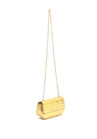 Borsa a tracolla in pelle trapuntata dorata con catena. Forma rettangolare, texture liscia e chiusura a patta con sottili dettagli hardware.