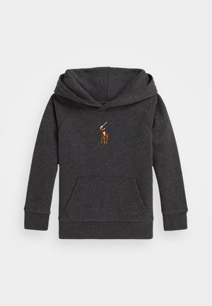 Mørkegrå hettegenser laget av myk stoff, med en kengurulomme og et brodert logo av en polosporter på hest i midten.