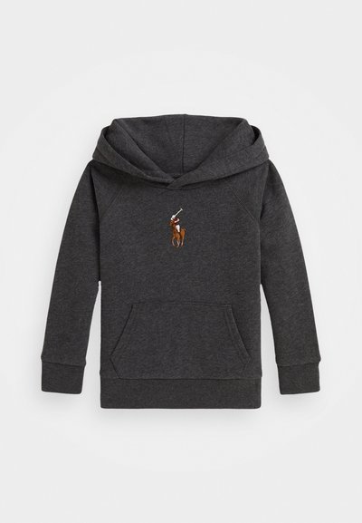 Σκούρο γκρι φούτερ από μαλακό ύφασμα, διαθέτοντας τσέπη καγκουρό και κεντητό λογότυπο παίκτη πόλο πάνω σε άλογο στο κέντρο.