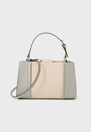 Sac à main structuré avec un centre beige et des panneaux latéraux gris, doté d'une courte poignée noire et d'une longue bandoulière réglable.
