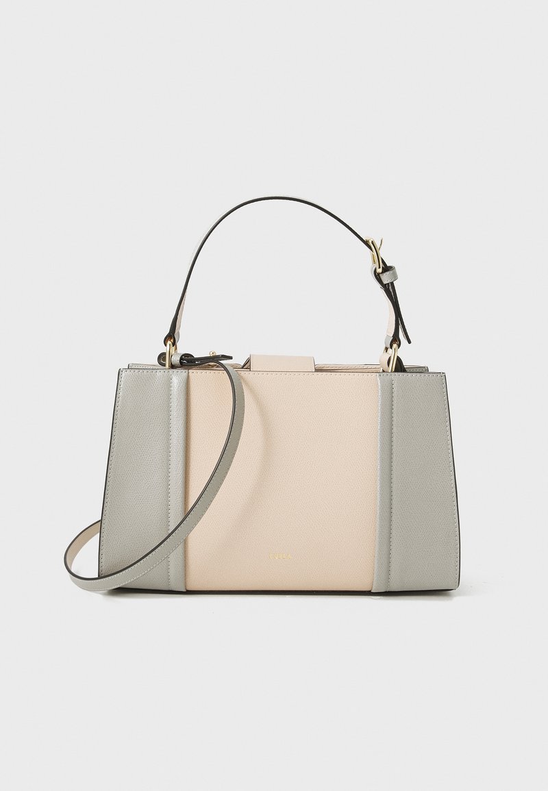 Sac à main structuré avec un centre beige et des panneaux latéraux gris, doté d'une courte poignée noire et d'une longue bandoulière réglable.