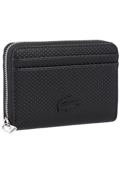 Billetera negra texturizada con cierre de cremallera, que presenta ranuras para tarjetas en la parte frontal y un logo elevado. Fabricada con material duradero y un diseño elegante.