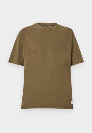 T-shirt en coton vert olive avec un col rond, des manches courtes et une coupe décontractée. Présente des lignes épurées et une petite étiquette à l'ourlet.