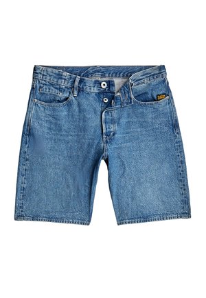 Shorts in denim azzurro chiaro con un lavaggio sbiadito. Presentano una chiusura con bottone, cinque tasche e un'etichetta sulla vita. Texture strappata.