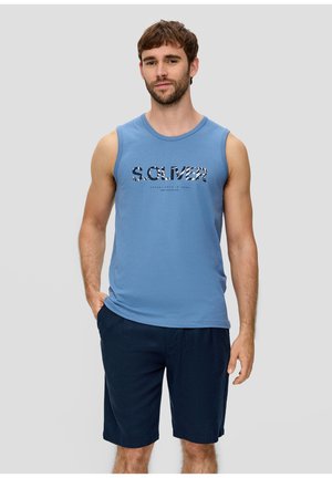 Blaues ärmelloses T-Shirt mit einem grauen und dunkelblauen Drucklogo, kombiniert mit dunklen Shorts. Weicher Baumwollstoff, entspannte Passform.
