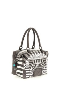 Sac à main rayé noir et blanc avec une forme arrondie, en cuir, fermeture éclair supérieure, double poignées et un accent turquoise sur le côté.