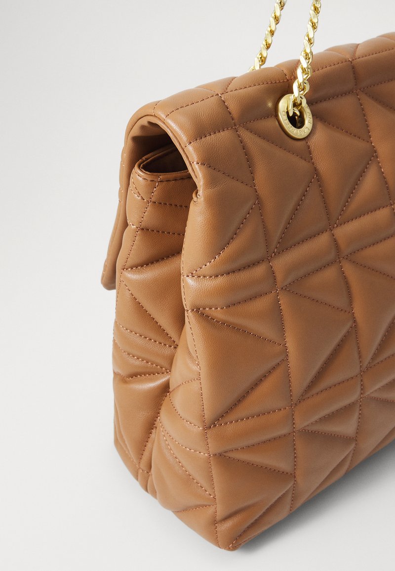 Borsa a tracolla in pelle tan con motivo geometrico a quadri, tracolla in catena dorata e chiusura a patta superiore. Texture liscia con dettagli cuciti.