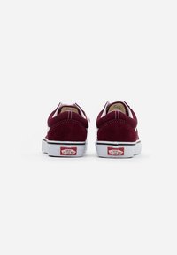 Bordeaux kleurige suède sneakers met witte rubberen zolen, met een klassiek ontwerp en het Vans-logo op de hiel. Versterkt met witte stiksels.
