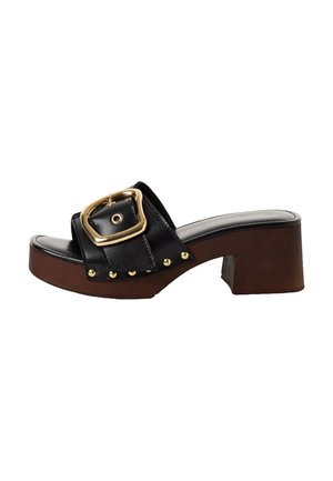 Sandale à glissière en cuir noir avec une large bride, une boucle dorée, une découpe ronde et des accents de clous bronze sur un talon à blocs de couleurs alternées.