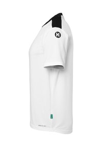 Witte sportieve shirt met korte mouwen, zwarte accenten op de schouders, groene label bij de zoom en een logo op de bovenarm. Gemaakt van ademend materiaal.