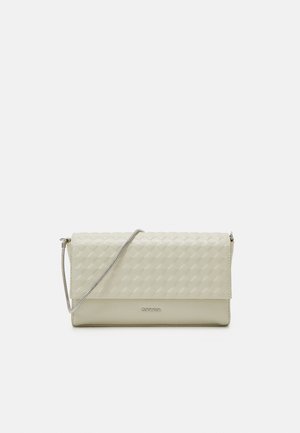 Borsa a pochette trapuntata color beige chiaro con superficie texture, tracolla in catena argento e chiusura a patta, con un logo sottile sul davanti.