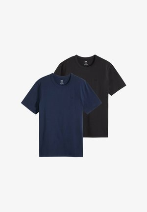 Zwei einfarbige T-Shirts mit Rundhalsausschnitt, eines dunkelblau und eines schwarz, flach ausgelegt mit kurzen Ärmeln und kleinem Logo auf der Brust.
