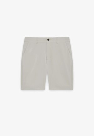 Beige heren short met knopen en rits aan de voorkant, twee zijzakken en riemlussen, plat gelegd op een witte achtergrond.